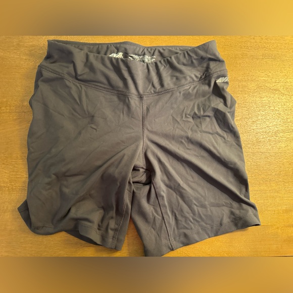 Avis short athletic shorts in gray size medium - Picture 1 of 3